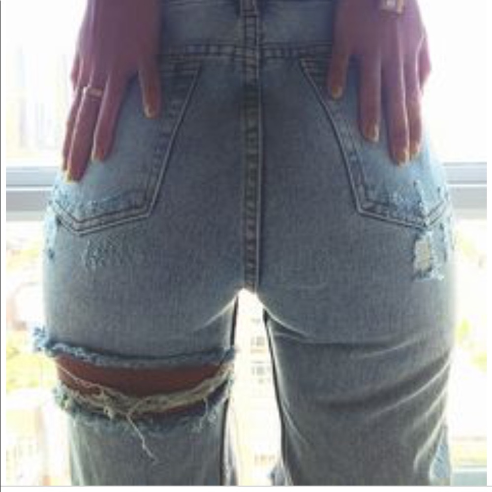 ISO HIGH WAISTED JEANS WITH RIP ON BACK